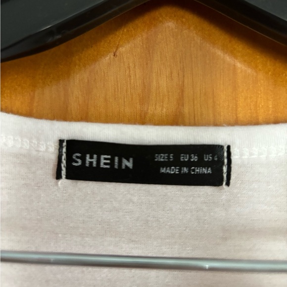 SHEIN white t-shirt with lips and butterflies graphics - Picture 2 of 2